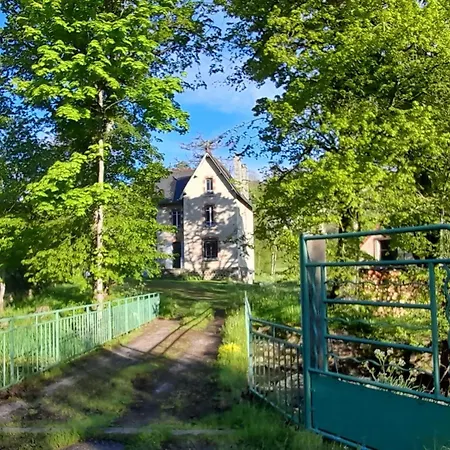 Holiday home Gite Independant Au Coeur Des Volcans D'auvergne Avec Jardin Privatif, Cheminee Et Randonnees A Proximite - Fr-1-742-549