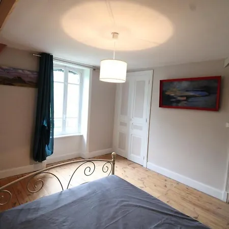 Independant Au Coeur Des Volcans D'auvergne Avec Jardin Privatif, Cheminee Et Randonnees A Proximite - Fr-1-742-549