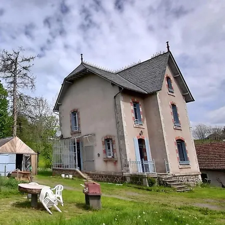 Gite Independant Au Coeur Des Volcans D'auvergne Avec Jardin Privatif, Cheminee Et Randonnees A Proximite - Fr-1-742-549 Holiday home
