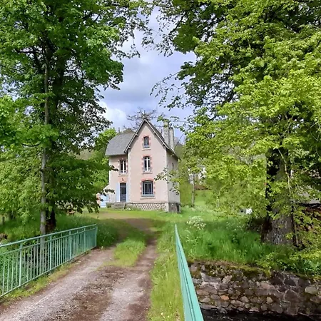 Independant Au Coeur Des Volcans D'auvergne Avec Jardin Privatif, Cheminee Et Randonnees A Proximite - Fr-1-742-549 *